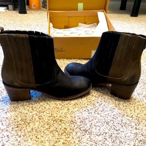 NEW black two tone Chelsea Boot - size 7
